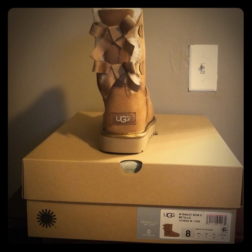 Size 8 Brand new Bailey Bow II ugg.